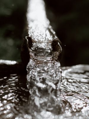 Jak podłączyć zbiornik na deszczówkę do rynny?