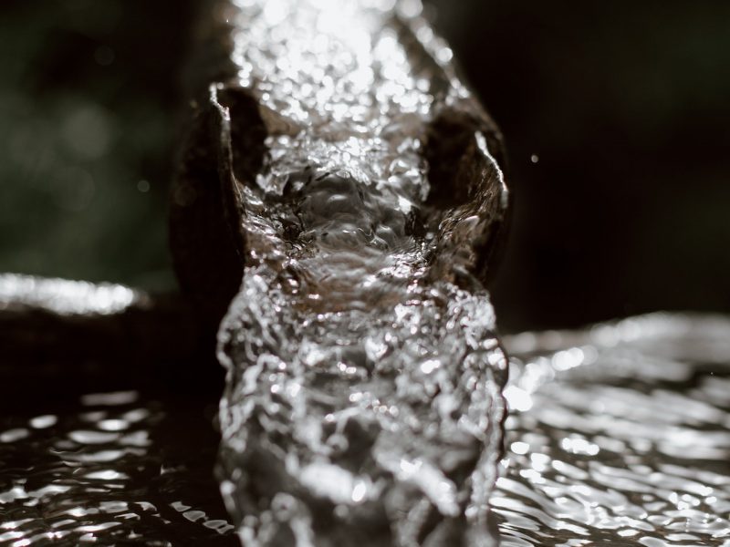 Jak podłączyć zbiornik na deszczówkę do rynny?