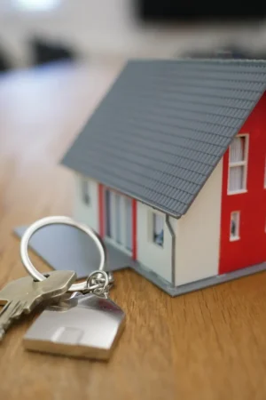 Jak zbudować dom zgodny z przepisami prawa budowlanego z stacją ładowania pojazdów elektrycznych?